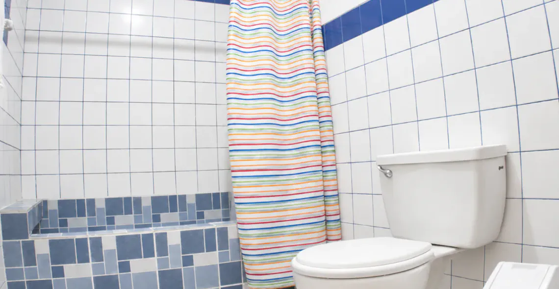 Baño impecable con agua caliente en departamento de alquiler en Chiclayo